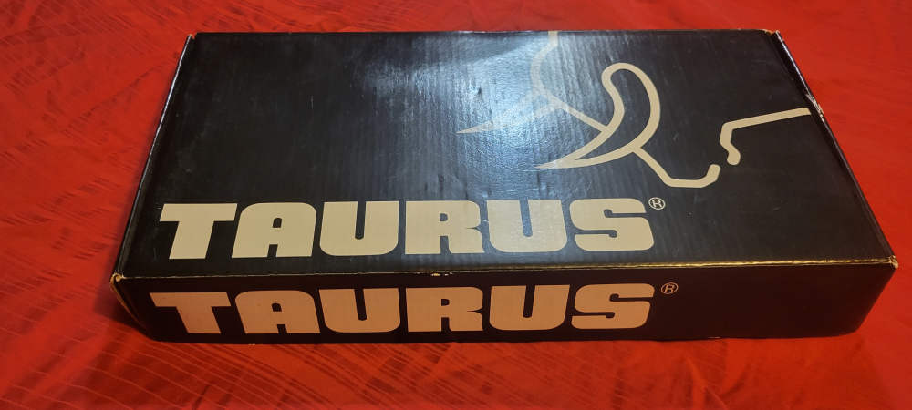 Taurus Tracker 17 HMR-img-0