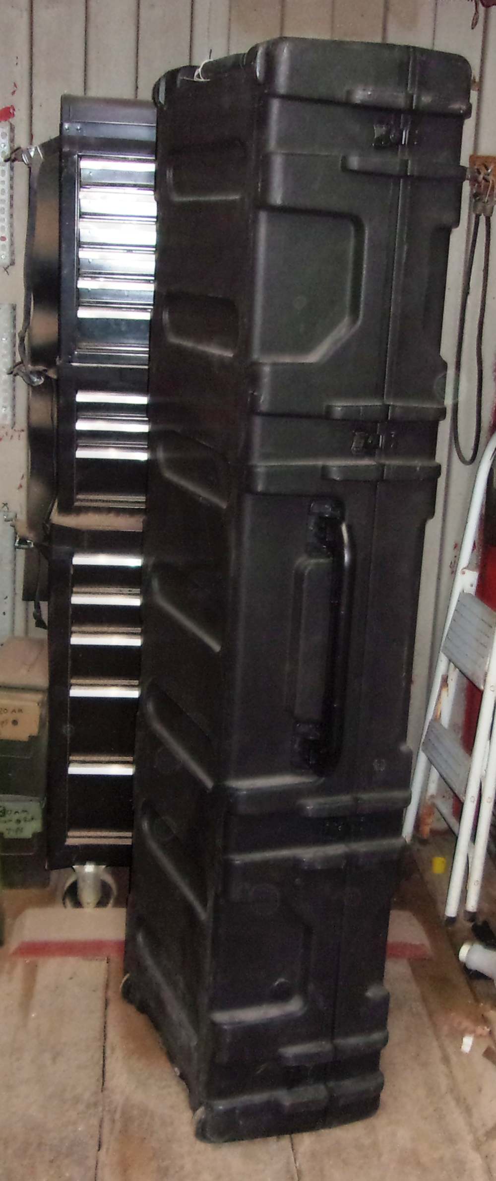 SKB Gun case. Large rolling transit case for .50 Cal Long Rifles BMG-img-1