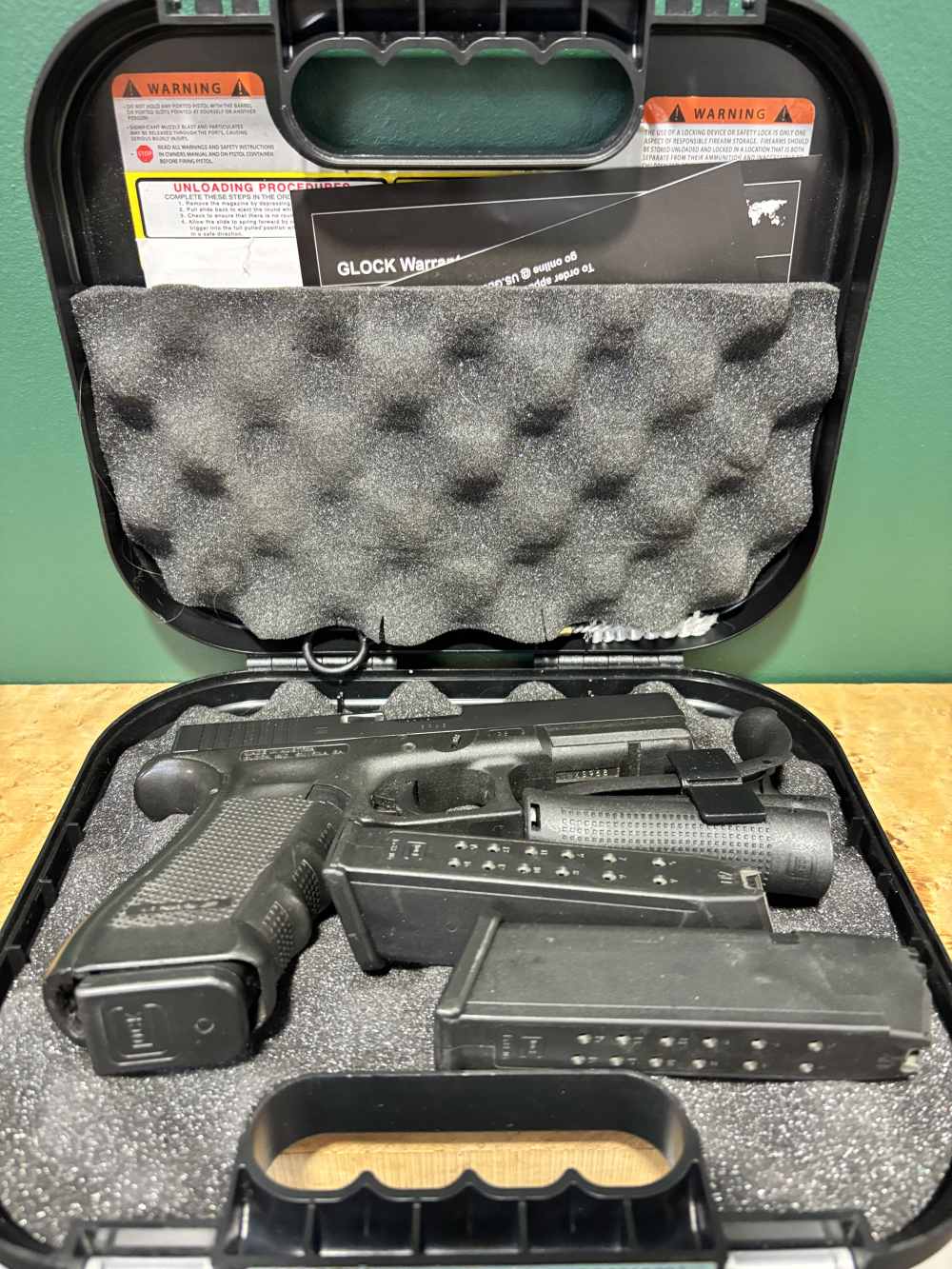 Glock 22 Gen 4 .40S&W Full Size Glock w/ Orig Box & 3 mags-img-0