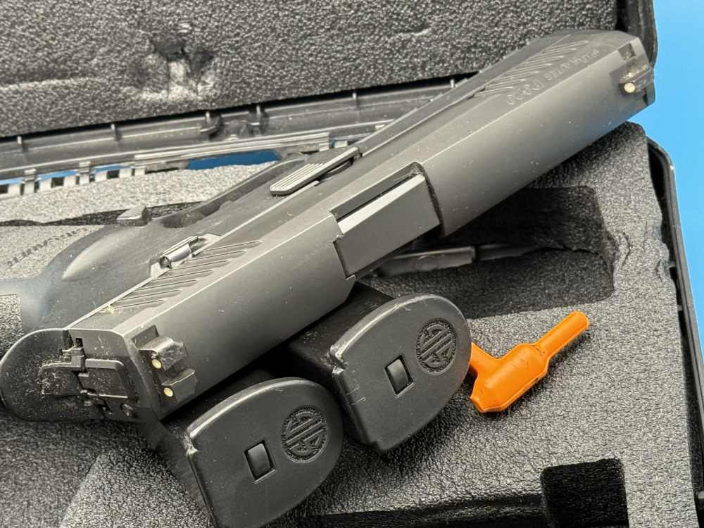 Sig Sauer P320 .40S&W Police P-320 40 S&W Night Sights 3 magazines-img-7