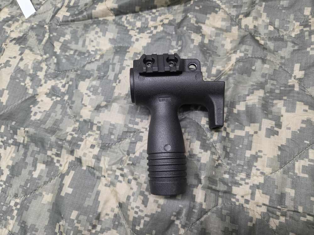 MP5K front grip with QD sling swivel mount and Picatinny mount -img-1