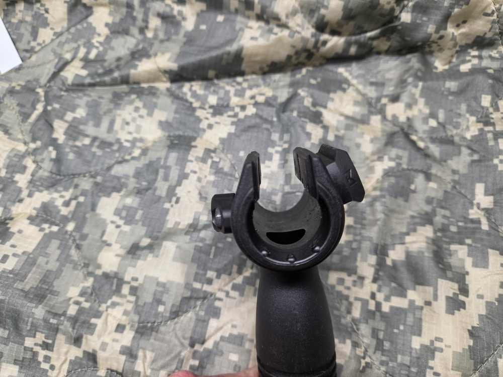 MP5K front grip with QD sling swivel mount and Picatinny mount -img-2