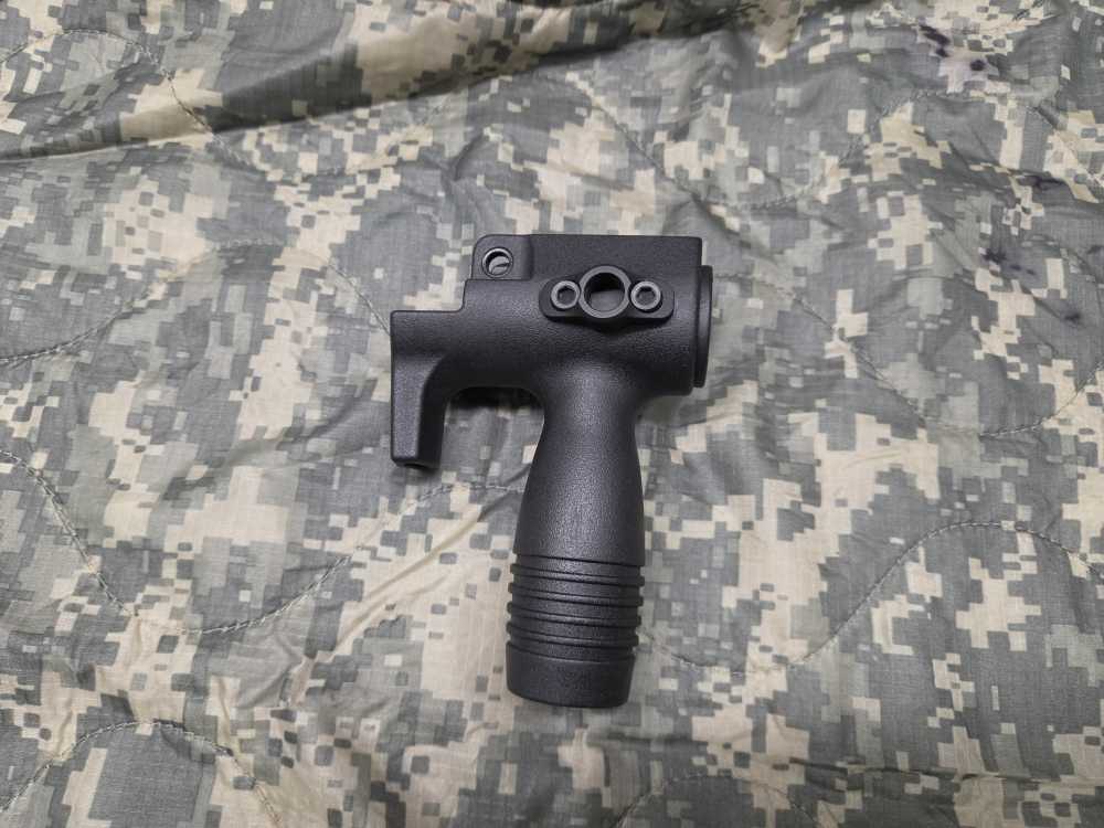 MP5K front grip with QD sling swivel mount and Picatinny mount -img-0