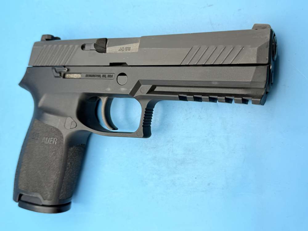 Sig Sauer P320 .40S&W Police P-320 40 S&W Night Sights 3 magazines-img-7