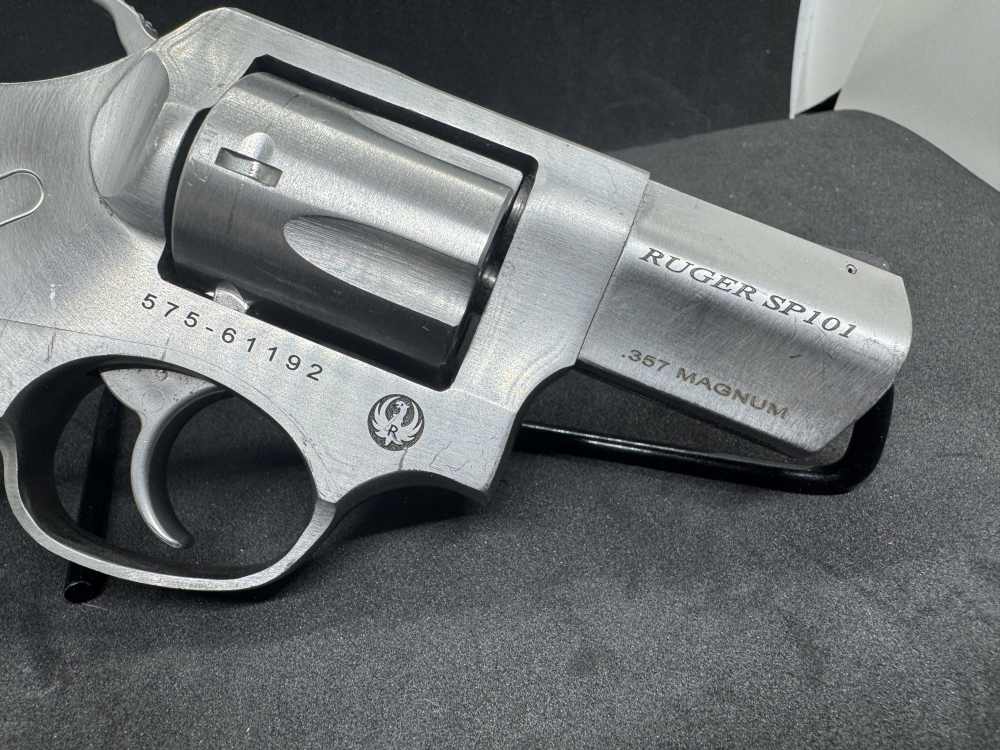 Ruger SP101 stainless snub nose in Very Good condition!-img-2