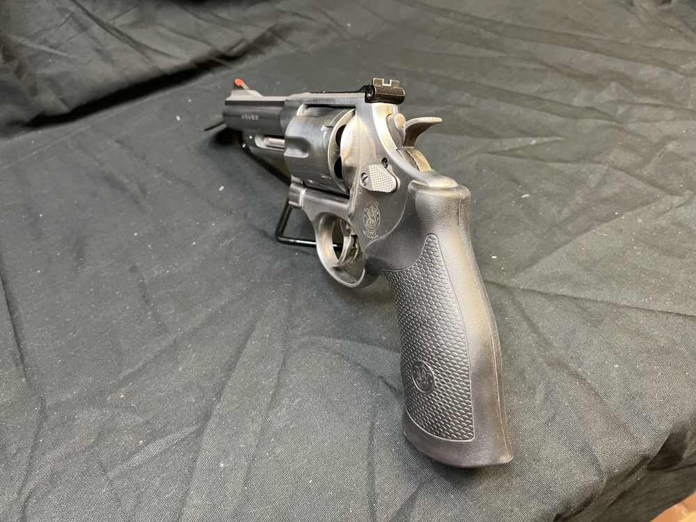 NEW Smith & Wesson 629 44mag 4" Smith and Wesson Revolver 44 MAG 629-6-img-5