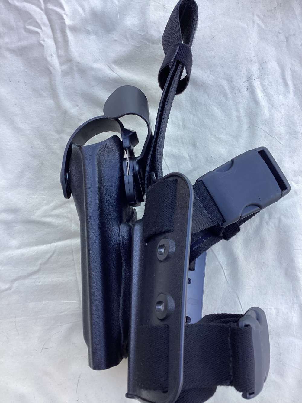 Safariland Level 2 Thigh Holster Glock 17 Good Condition RH -img-3