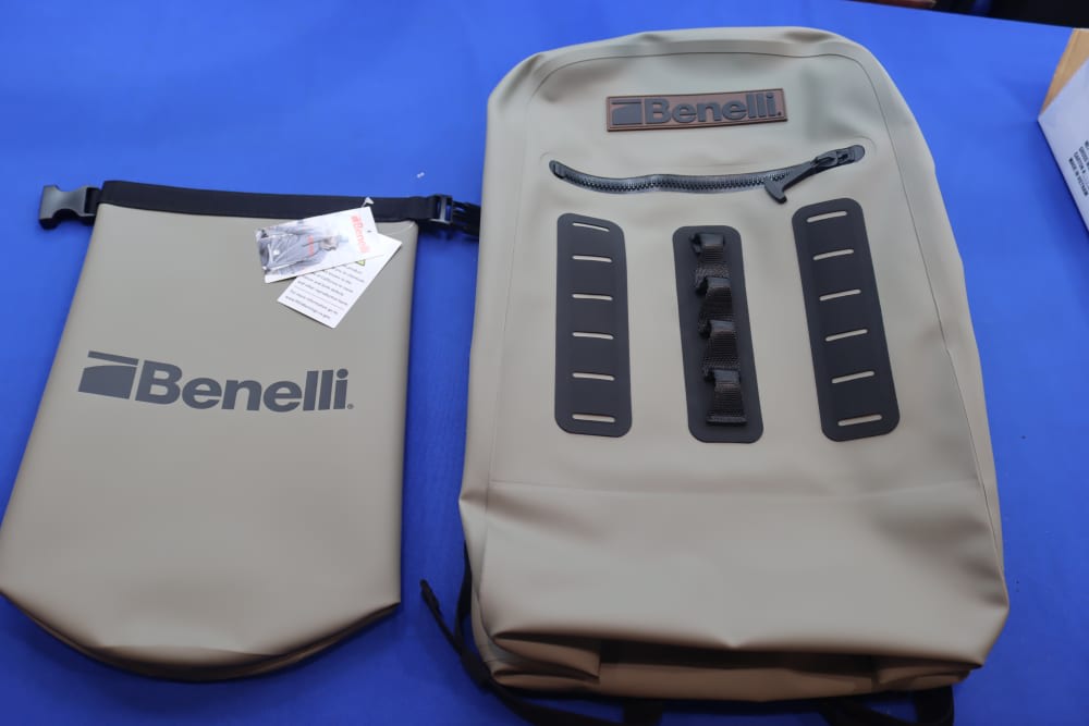 Benelli Waterproof Hunting Backpack & Shell Bag NEW Migration Madness NWT-img-1