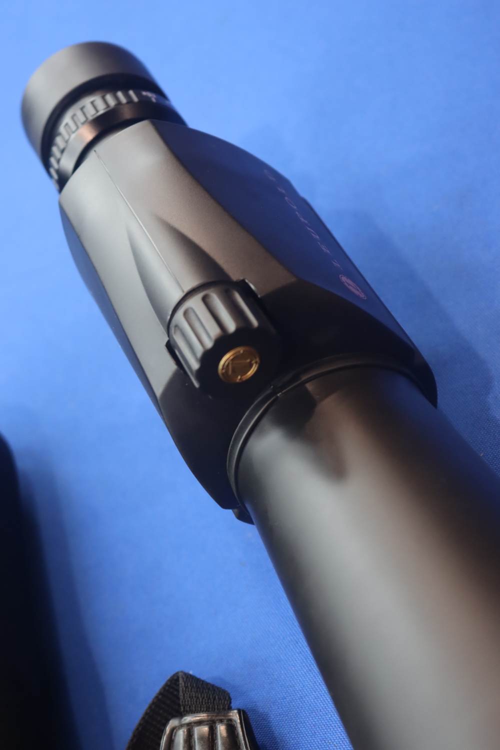 Leupold Sequoia 15-45x60 Spotting Scope Angled Waterproof w/ Case & Tripod-img-9