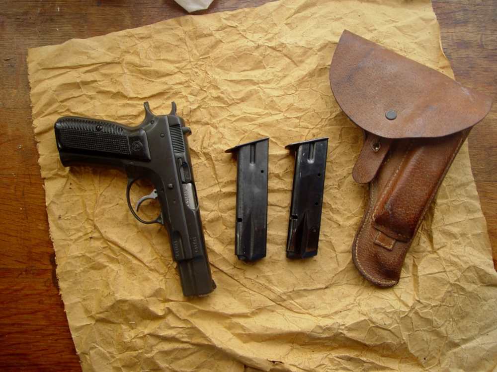 1986 CZ-75 earlly CZ75 Pre B w/ hoster and 2x mags 9mm surplus pistol-img-0