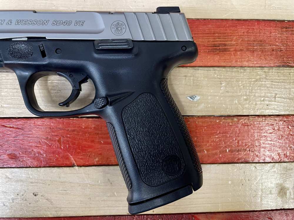 Smith & Wesson SD40 VE with accessories -img-5