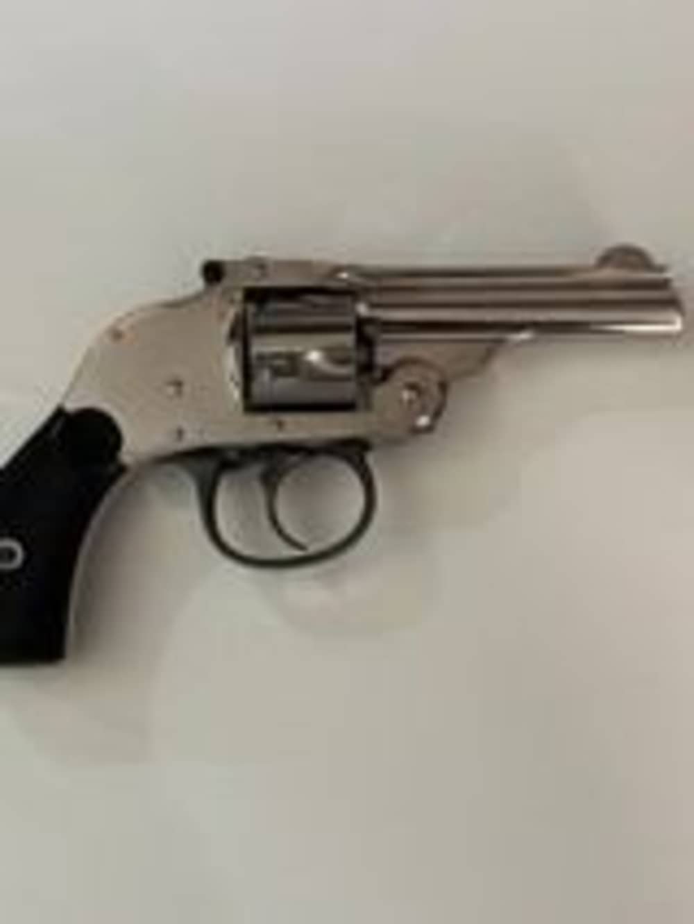  great condition  H&R small frame Hammerless  .32S&W Revolver.  C&R OK-img-1