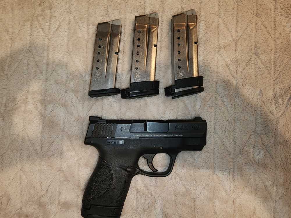 Smith & Wesson M&P Shield 9mm w 3 mags clean-img-7