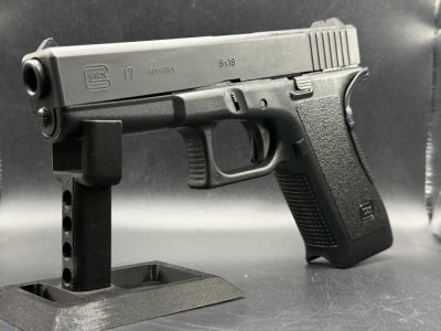 Glock 17 Gen 2 W/ two mags & case 