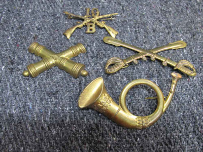 4-VINTAGE SPANISH AMERICAN WAR ERA CAP BADGES; ARTILLERY, BUGLE, CAVALRY