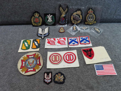 10 AMERICAN AND 12 BRITISH PATCHES, ALL CURRENT ISSUE AND IN