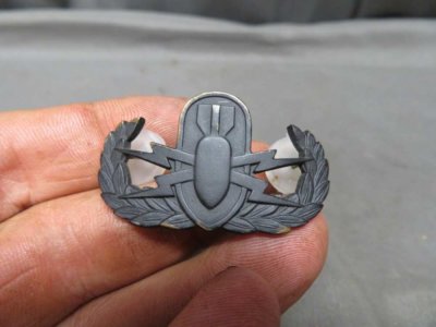 US MILITARY EOD EXPLOSIVE ORDNANCE DISPOSAL BADGE