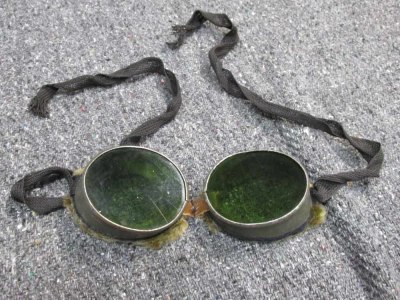 ORIGINAL WWII U.S. ARMY SKI AND MOUNTAIN GOGGLES WITH STRING TIE