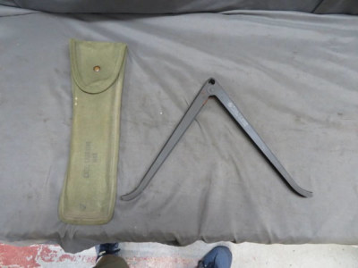 VIETNAM ERA COLT 62122 BIPOD FOR M16 / AR-15-ORIGINAL w/ CASE-NICE MARKINGS