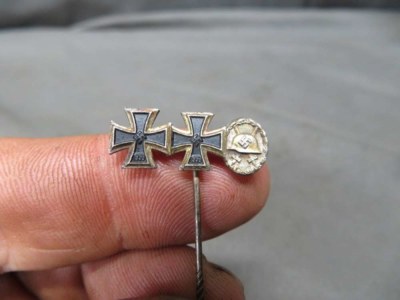 WWII GERMAN THREE-PLACE MINIATURE MEDAL STICKPIN-IRON CROSSES & SILVER WOUN
